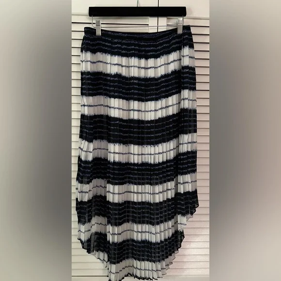 NWOT - Michael Kors High/Low Elastic Waist, Pleated Skirt (Navy/White) - Size M - Picture 3 of 5